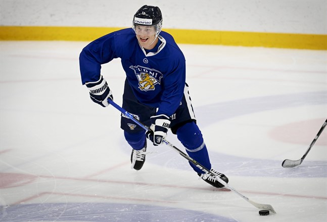 Finlands förstacenter Aatu Räty satte 3–2 i tredje perioden.