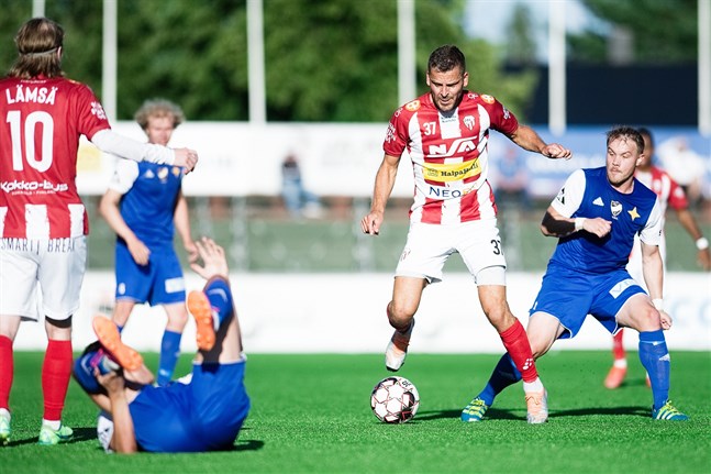 GBK:s Markus Enlund i aktion. Bakom sig har han Jonas Pitkäkangas.