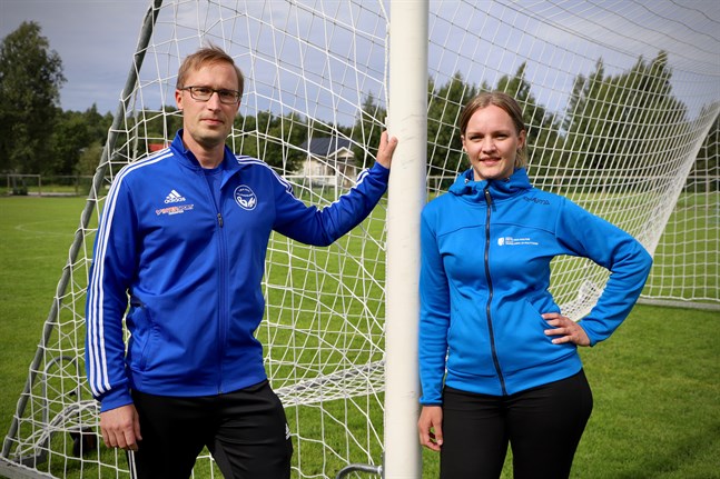 John Reinlund från Iskmo-Jungsund Bollklubb och Diana Enlund från Korsholms kommun ska försöka få i gång gåfotboll i Botniahallen i höst.