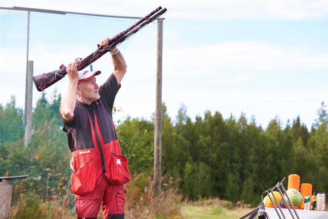 Jocke Smålänning prickar trots att han skjuter med bössan upp och ned.