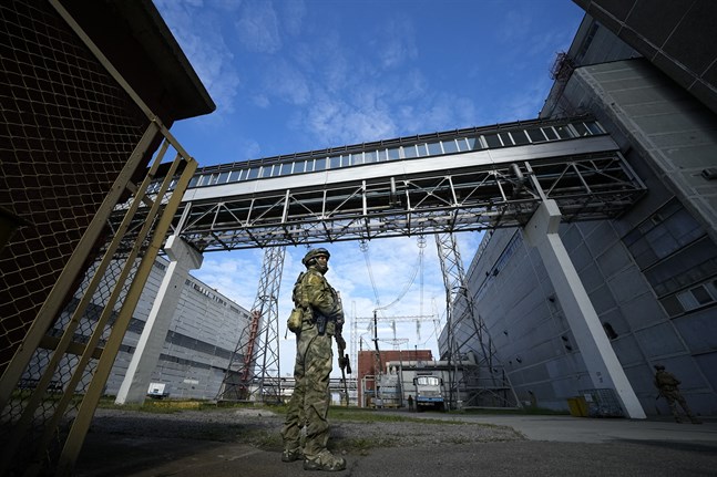 En rysk soldat på vakt vid kärnkraftverket Zaporizjzja. Bild från i maj.