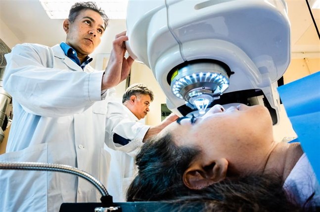Professor Neil Lagali har tillsammans med andra forskare vid Linköpings universitet utvecklat en ny minimalt invasiv kirurgisk metod, i vilken implantatet förs in i den befintliga hornhinnan genom ett litet snitt.