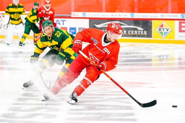 Simon Hjalmarsson spelade i Sports förstakedja tillsammans med landsmännen Axel Holmström och Jens Lööke. För Hjalmarsson blev det en assist till 1–0-målet i powerplay i första perioden.