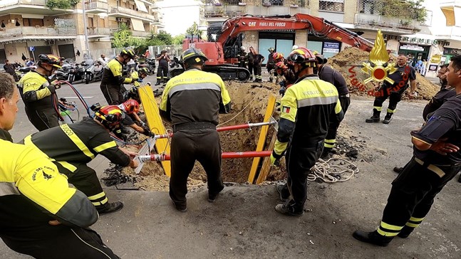 Italiensk räddningstjänst lyckades under torsdagen efter åtta timmar rädda mannen som blivit fast när tunnel rasade in.