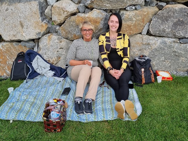 Monica Spåra och Pamela Kulla trivs i ljusparken där det bjuds på bra musikunderhållning.