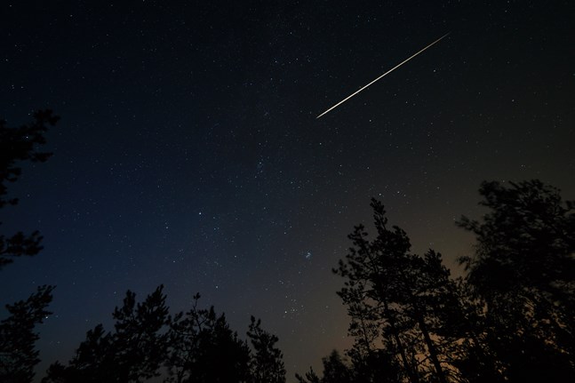 Raketer och stjärnfall fick finländarna att rikta blickarna mot himlavalvet inatt.