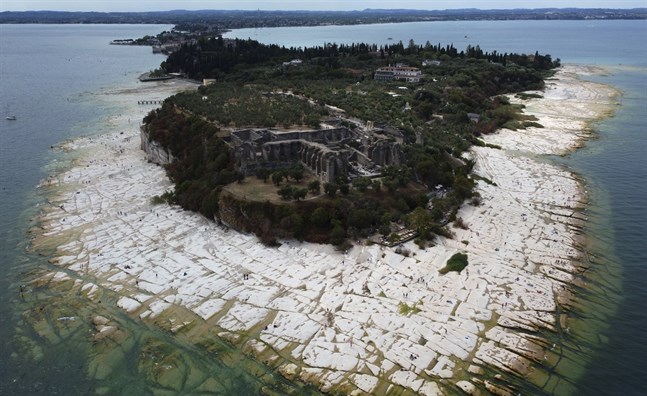 Sirmione-halvön vid Gardasjön. Klippartier som i vanliga fall ligger under vatten är nu synliga.