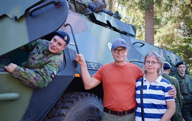 Vasabon Johannes Lindroos är nöjd över att han nyss fått veta att han blivit utvald till chaufförsutbildningen. På bilden också pappa Paul-Henrik och mamma Carina Lindroos.