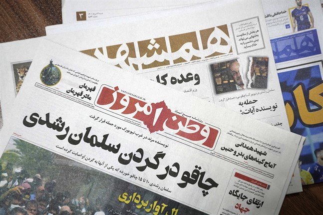 Förstasidan på olika iranska tidningar på lördagen, dagen efter attacken på Salman Rushdie. Flera konservativa medier har uttryckt glädje efter dådet.