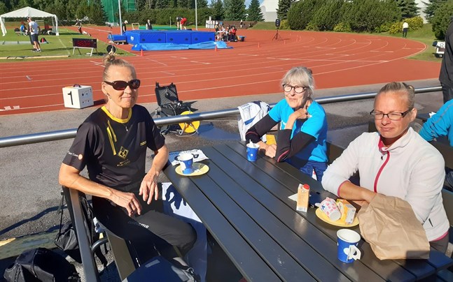 Kirsti Piipari, Helinä Pihlaja och Anja Lammi uppskattar IK Falkens arrangemang i Bennäs.