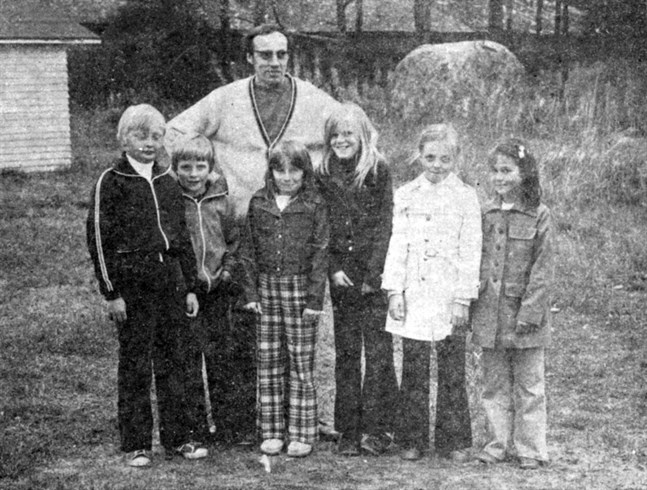 Lars Mickels, John-Erik Ingberg, Anna-Lena Rönnlund, Catarina Maris, Anne Lindén och Agneta Hannus samtliga från Näsby flankerar nya föreståndaren för Kalax folkskola, lär. Edwin Bernas. Näsbybarnen som bytt skola, visste ännu inte om denhär skolan var bättre än Centralfolkskolan, där de gick i fjol.