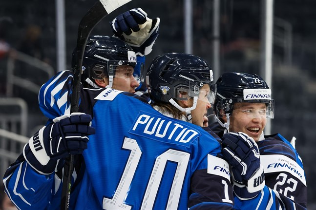 Finlands Joel Määttä (till vänster) och hans lagkamrater nätade hela nio gånger mot Slovakien på söndagen när laget tog sin tredje raka seger i junior-VM.