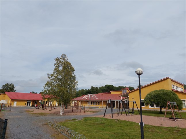 Det har byggts fler klassrum i Kaskö skola och förskolan skulle också behöva mer rum.