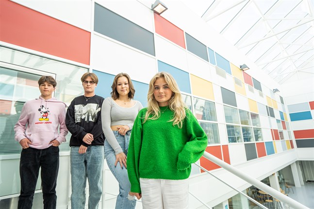 Skolstart - Sommarlovet är slut och Sebastian Björknäs, Leeroy Granfors, Ella Mylläri och Mathilda Ekman är tillbaka i skolbänken, men i år som nior.