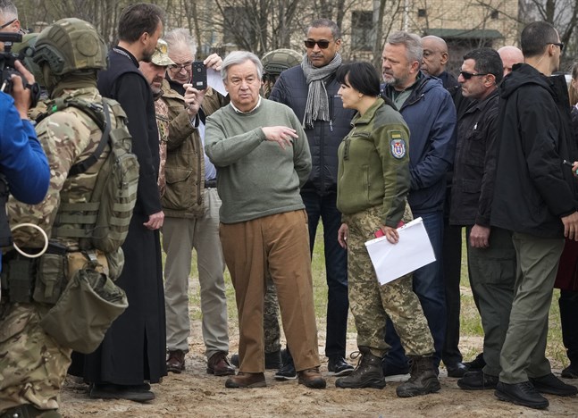 FN:s generalsekreterare António Guterres (i mitten) under ett besök i Butja i april i år.