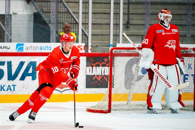 Jens Lööke har värvats till Sport för att producera. Här sätter han i gång ett anfall medan Rasmus Reijola tar det lugnt mellan stolparna.