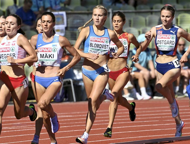 Tjeckiens Kristiina Mäki och Finlands Nathalie Blomqvist i försöken på 1 500 meter i München.