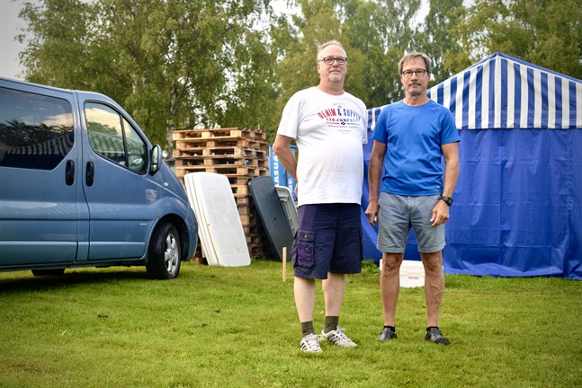 Till helgen kommer området vid Juthbacka att se helt annorlunda ut, men på tisdagskvällen är fältet fyllt med bilar, lastpallar och talkoarbetare. Rolf Dahlin och Peter Nyman från Jakobstadsnejdens Veteranbilssällskap berättar att det är lite spännande inför marknaden, men att de är taggade.