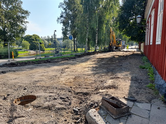 Så här såg det ut i korsningen av Strandgatan och Anders Chydenius gata då arbetet inleddes i tisdags.