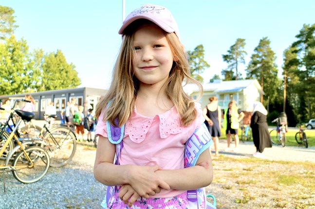 I sommar har Ronja Lundin åkt Ville Viking-båt och under tisdagen började hon skolan.