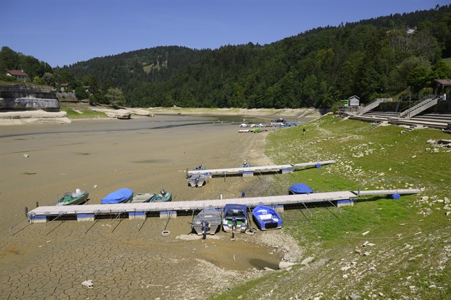 Strandade båtar i sjön Lac Brenet i västra Schweiz i mitten av juli. Vattennivån har sjunkit kraftigt i flera av landets mest kända sjöar.