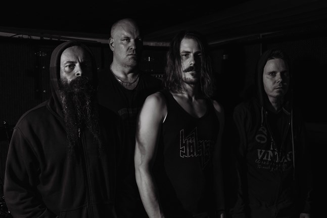 Sinister Entity spelar på Tullmagasinet Goes Metal 3.0 fredagen den 19 augusti 2022. Från vänster i bild Jonas Frilund (bas), Joachim Frantz (trummor), Dario-Alexsander Kåll (sång) och Kim Nygård (gitarr).