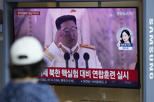 En nyhetssändning med arkivbilder på Nordkoreas diktator Kim Jong-Un i samband med ett tidigare vapentest från landet den 5 juni i år.