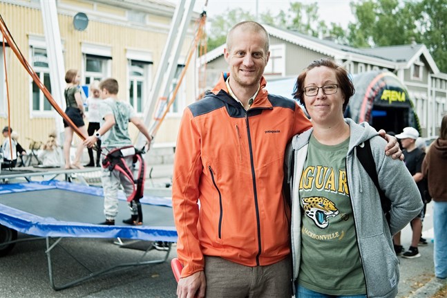 Glenn Johansson och Petra Karlström är glada över att det ordnas så mycket program för barnen. I bakgrunden syns sonen Bo som precis ska hoppa trampolin.