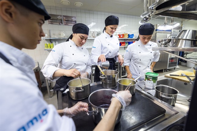 Alexander Söderström, Mathilda Sahlberg, Jessica Lindvall och Emmi-Lotta Torkkeli studerar för tredje året på Silveria i Vasa. I juni 2023 får de sin examen, men de kan redan nu välja och vraka bland jobbmöjligheter.