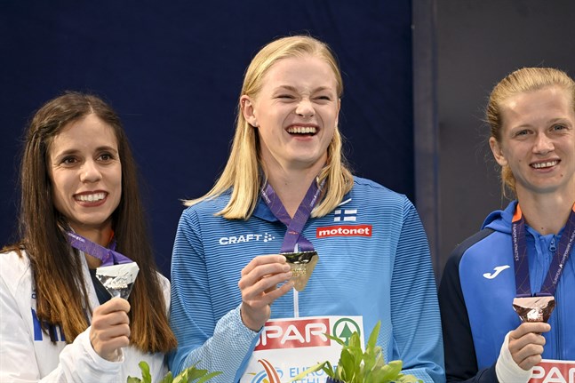 Wilma Murto (i mitten) tog emot sin guldmedalj efter EM-vinsten i stavhopp. Till vänster Greklands Aikaterini Stefanidi (silver) och till höger Sloveniens Tina Sutej (silver).