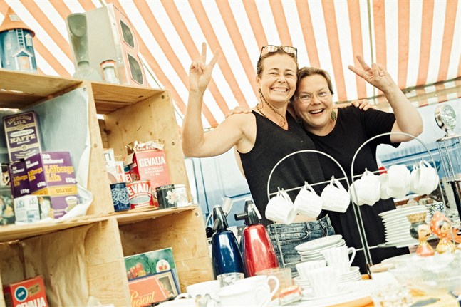 Sanna Lötjönen och Minna Vähäsarja är vänner sedan länge tillbaka, men det är första gången de gör Juthbackamarknaden tillsammans.