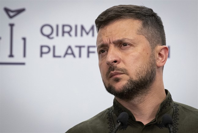 Ukrainas president Volodymyr Zelenskyj säger i sitt tal att ukrainarna kommer att lyfta sina händer endast en gång – när de firar sin seger. Bilden är tagen under Krimplattformens toppmöte i tisdags.