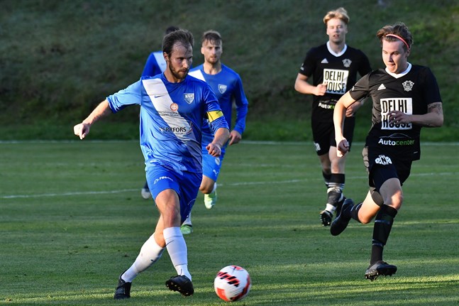 Kållby UF säkrade avancemang i onsdags. Bilden från matchen mot Pedesi Vikings tidigare i höst. Kållbylagets Martin Östman (med bollen) jagas av Jonathan Nylund. Pedesi Vikings spelar direkt avgörande match mot Team NIK på lördag.