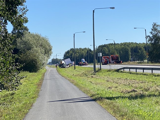 I trafikolyckan körde lastbilen av vägen.