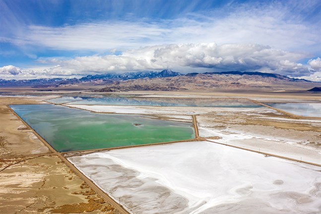 I Nevada, USA, utvinns litium i en öppen gruva nära staden Silver Peak. Globalt producerar vi mer gruvavfall varje år. – Tanken att vi skulle utöka gruvdriften med flera storleksordningar är inte riktig ändamålsenlig. Det skulle leda till utmaningar för energi, vatten och avfall, säger Simon Michaux.