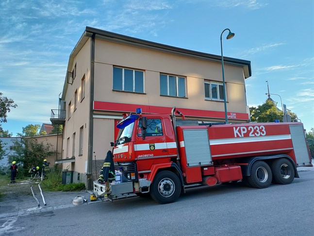 Klockan 7 på fredagsmorgonen fanns en enhet från räddningsverket fortfarande på plats och avslutade eftersläckningen.