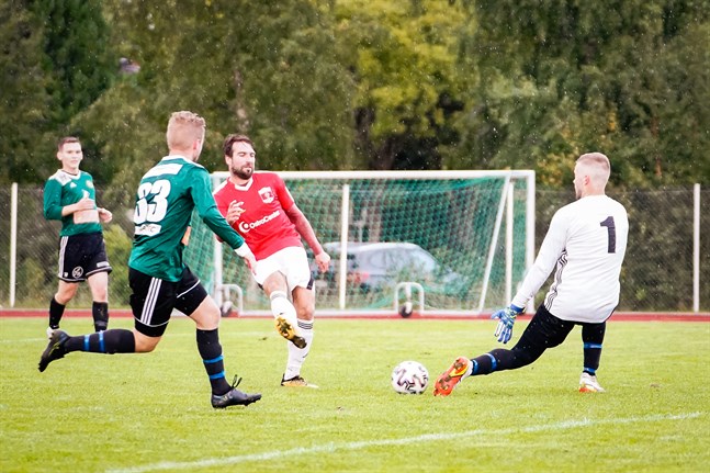 I det här läget i slutet av första halvlek drog Sundom IF:s målvakt Johannes Karf det längsta strået. Men i andra öste Korsnäs FF-mittfältaren Serhii Chebotarov och hans lagkamrater in mål.