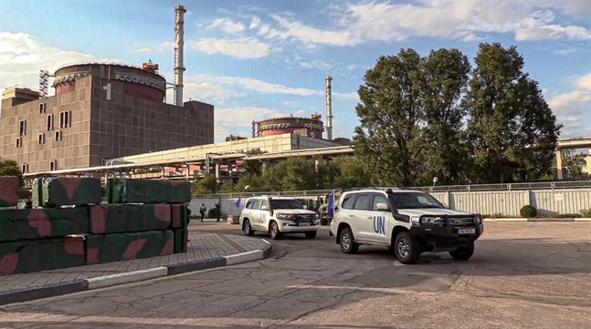 IAEA:s bilar vid atomkraftverket i Zaporizjzja. Bilden kommer från den ryska militären.