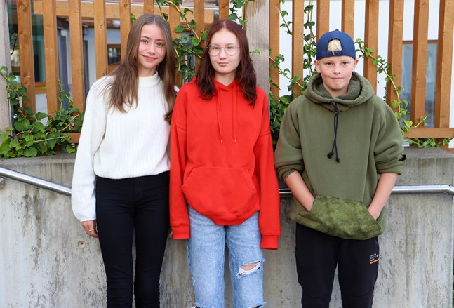 13-åringarna Tilde Finskas, Isabelle Fellman och Niklas Särs går i sjuan i Korsholms högstadiums idrottsklass.