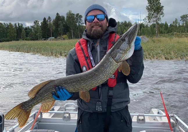 Anders Eriksson från Korsholm fångade den längsta gäddan i klassen catch and release.