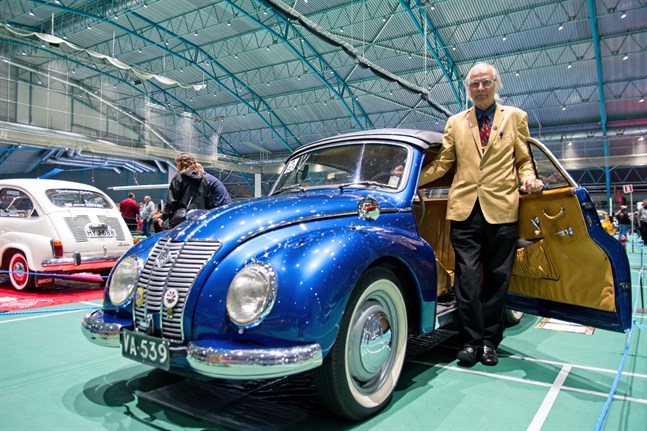 Keijo Kiuru och hans egenhändigt och pietetsfullt restaurerade Ifa Cabriolet årsmodell 1955.