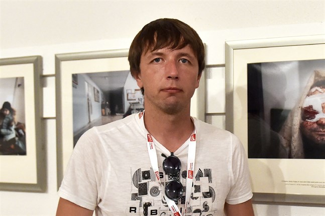 Den ukrainske fotografen Jevhen Maloletka prisas för sina bilder inifrån det belägrade Mariupol. Här står han framför några av de bilderna under fotofestivalen Visa pour l'image i Perpignan i södra Frankrike tidigare i veckan.