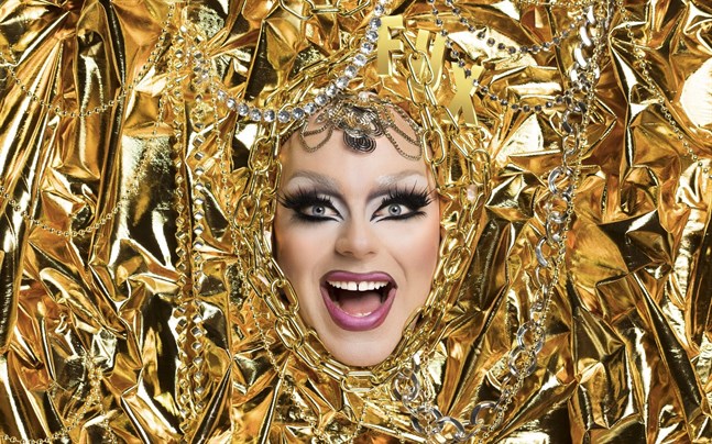 Robert Fux är själv dragqueen och har en podcast där han kartlägger svensk drag.