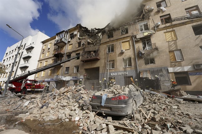 En skadad byggnad efter raketattack i staden Charkivs centrala delar, 6 september.