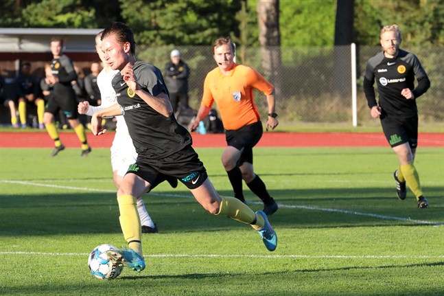 NIK:s Juuso Öst i full fart med lädret vid fötterna mot SJK-j i torsdagens match.