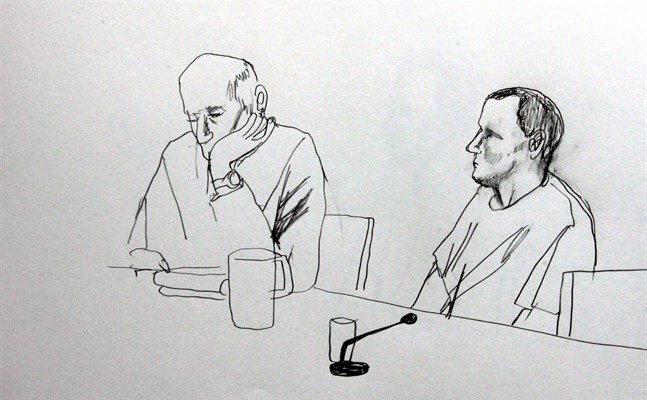 Försvarsadvokaten Leif Silbersky och den åtalade "Hagamannen" avbildade i säkerhetssalen i Umeå tingsrätt 2006. Arkivbild.