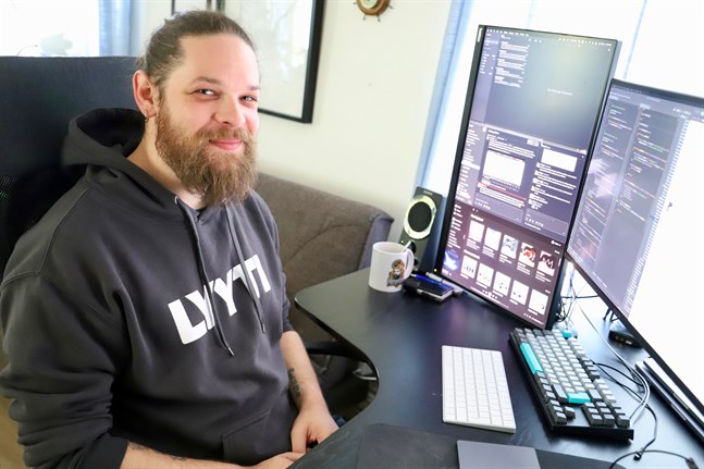 Conny Sjöblom ser inga nackdelar med att jobba hemifrån, annat än att han går miste om kaffestunder med kollegorna på Lyyti.