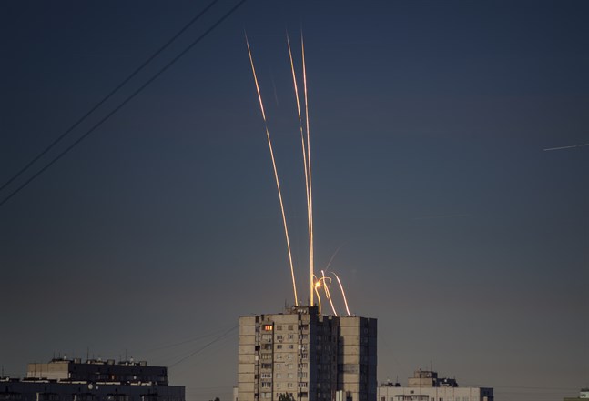 Ryska raketer avfyrade från Belgorod syns under morgontimmarna på fredagen i Charkiv.