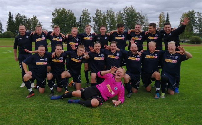 Övre raden från vänster: Jens Dalgren (ordförande för Malax IF:s herrsektion i fotboll), Ville Heinonen, William Vest, Artturi Mäkelä, Elias Kinnunen, Benjamin Sundlin, Kristoffer Nykopp, Kevin Storfors, Kevin Hemming och Tobias Maars (tränare). Nedre raden från vänster: Mats Smedman, Viktor Matintupa, Anthony Häggblad, Axel Karlsson, Joakim Storbäck, Henrik Bonn, Kim Hinders och Tomi Sjödahl. Liggandes: Alexander Söderman. På bilden saknas: Jonathan Nyman, Simon Granlund, Niklas Gullfors, Edward Koivumäki och Daniel Nylund.