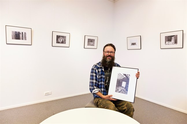Jan Björk ställer ut svartvita foton på lador i Galleri Bruno, som ligger i Kulturhuset Ax i Bennäs, Pedersöre.